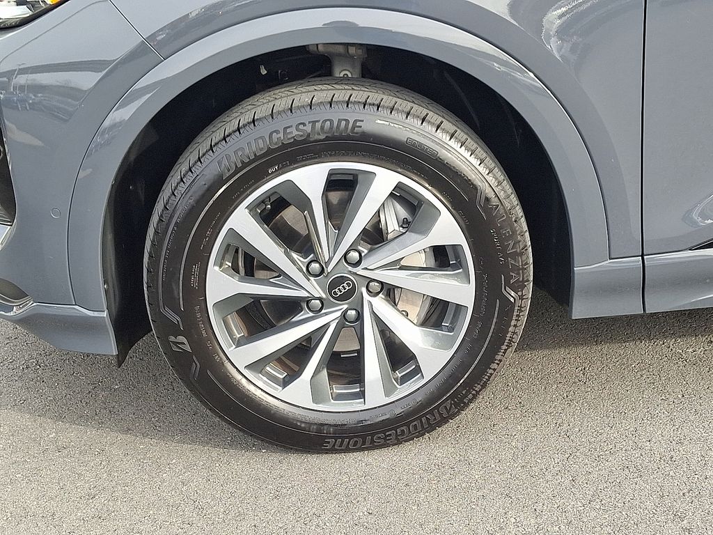 Thumbnail: 2025 Audi Q6 e-tron - 8