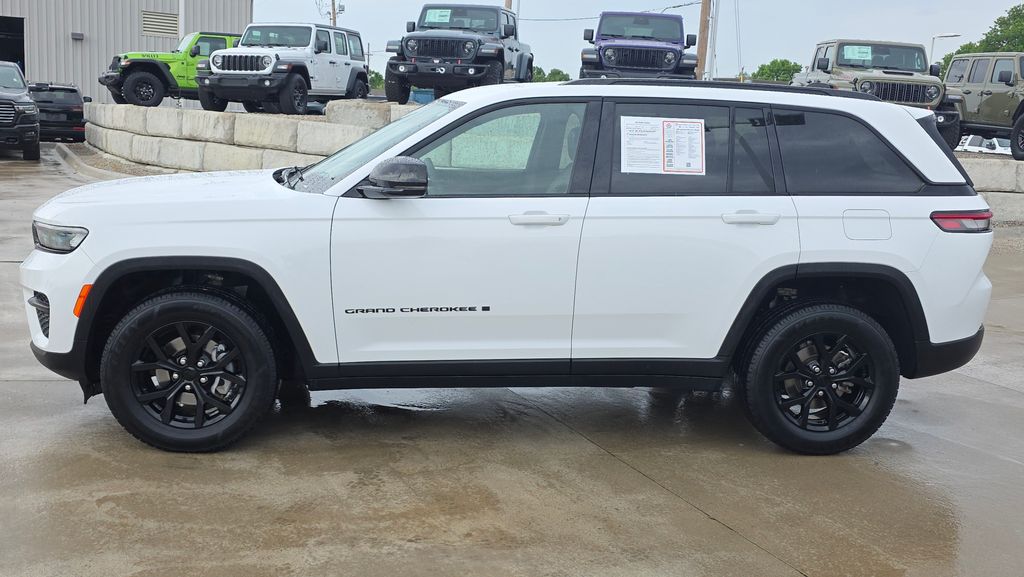 Used 2024 Jeep Grand Cherokee Altitude with VIN 1C4RJHAG2RC136575 for sale in Kansas City