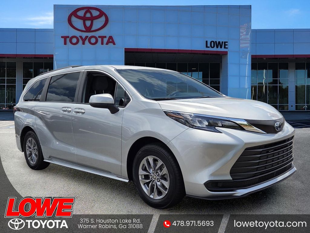 2025 Toyota Sienna LE 8-Passenger Hybrid FWD's photo