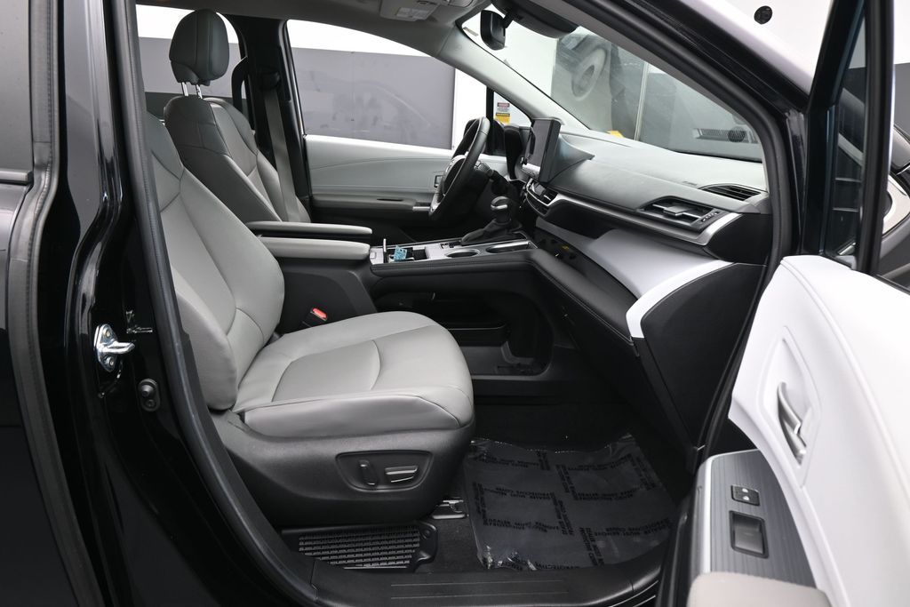 Used 2025 Midnight Black Metallic Toyota XLE image 46