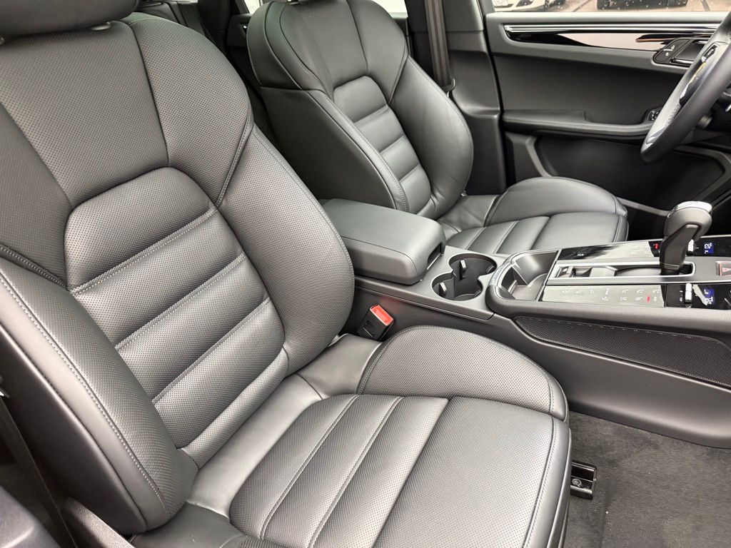 Thumbnail: 2026 Porsche Macan - 27