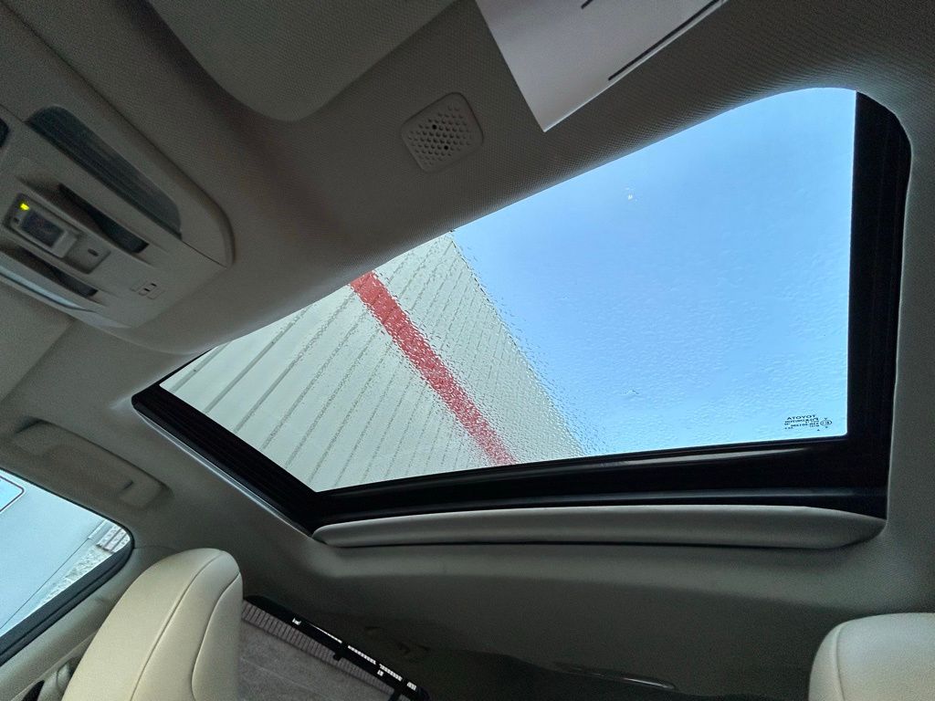 Thumbnail: 2022 Toyota Highlander - 31