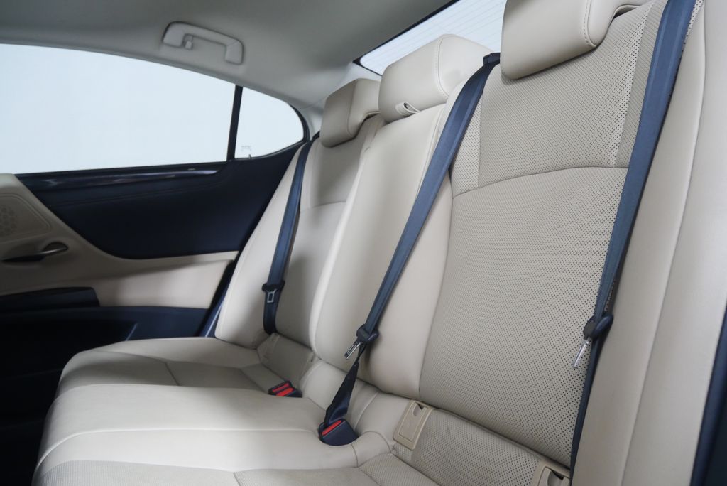 Thumbnail: 2019 Lexus ES - 14