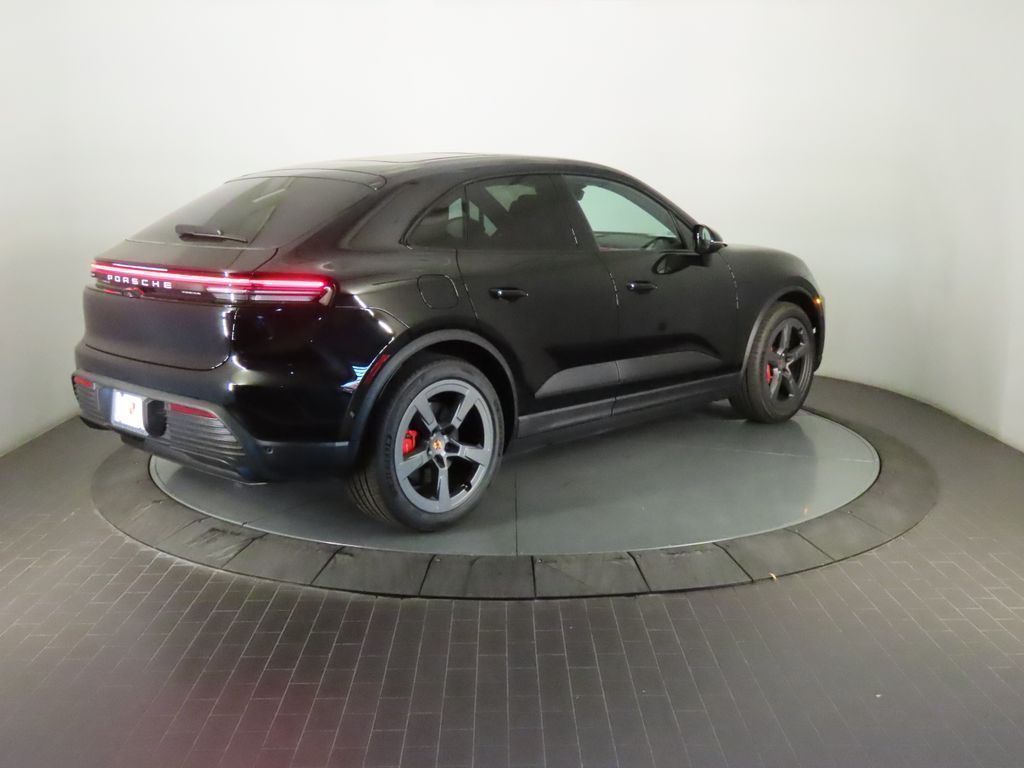 Thumbnail: 2026 Porsche Macan - 7