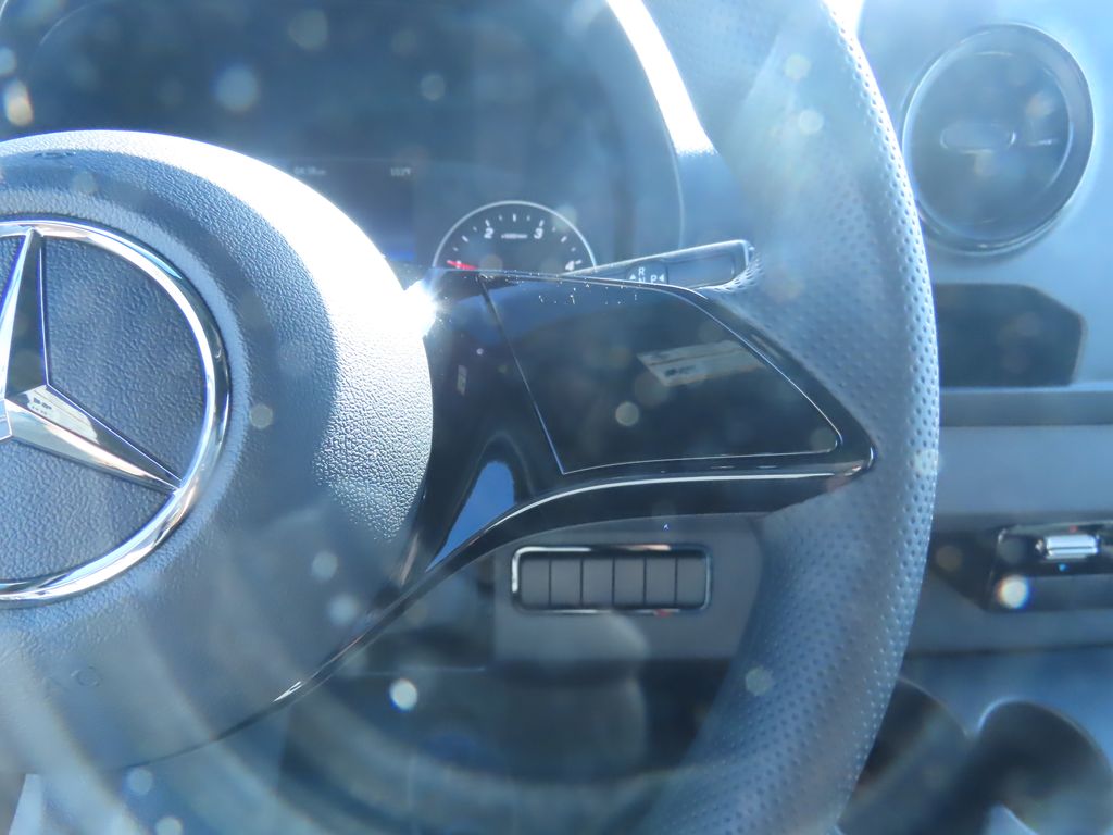 Thumbnail: 2025 Mercedes-Benz Sprinter - 13