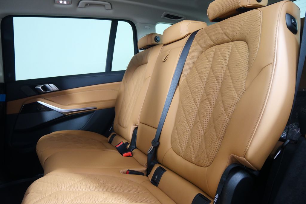 Thumbnail: 2026 BMW X7 - 16