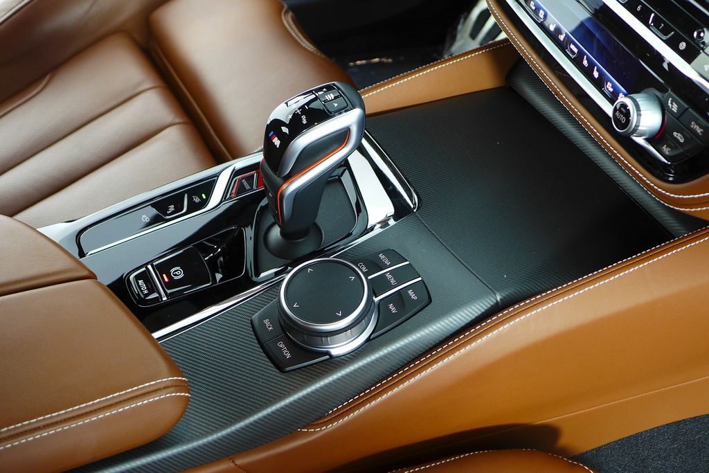 Thumbnail: 2022 BMW M5 - 16
