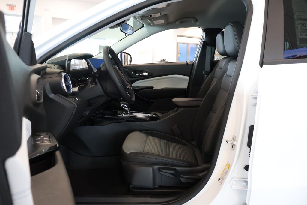Thumbnail: 2025 Chevrolet Trax - 14