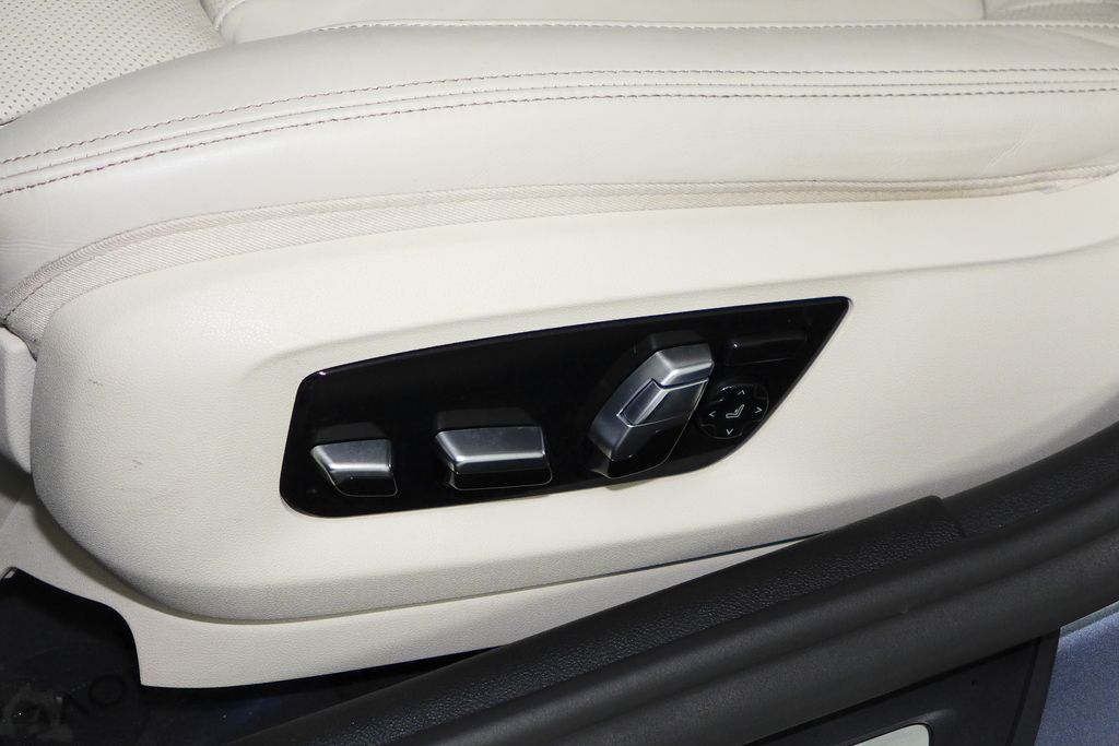 Thumbnail: 2021 BMW 5 Series - 23