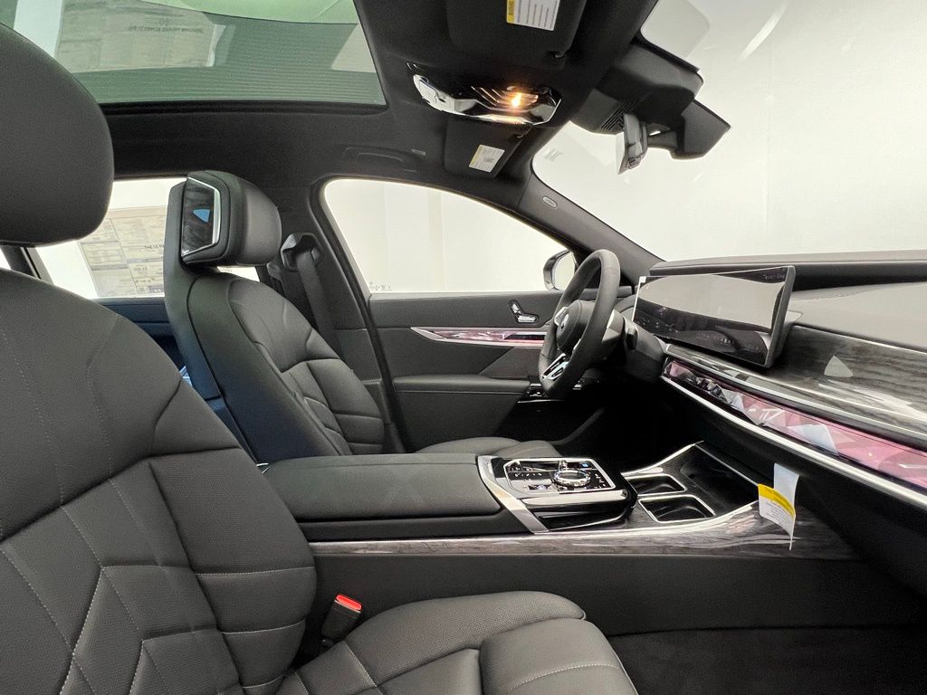 Thumbnail: 2026 BMW i7 - 6