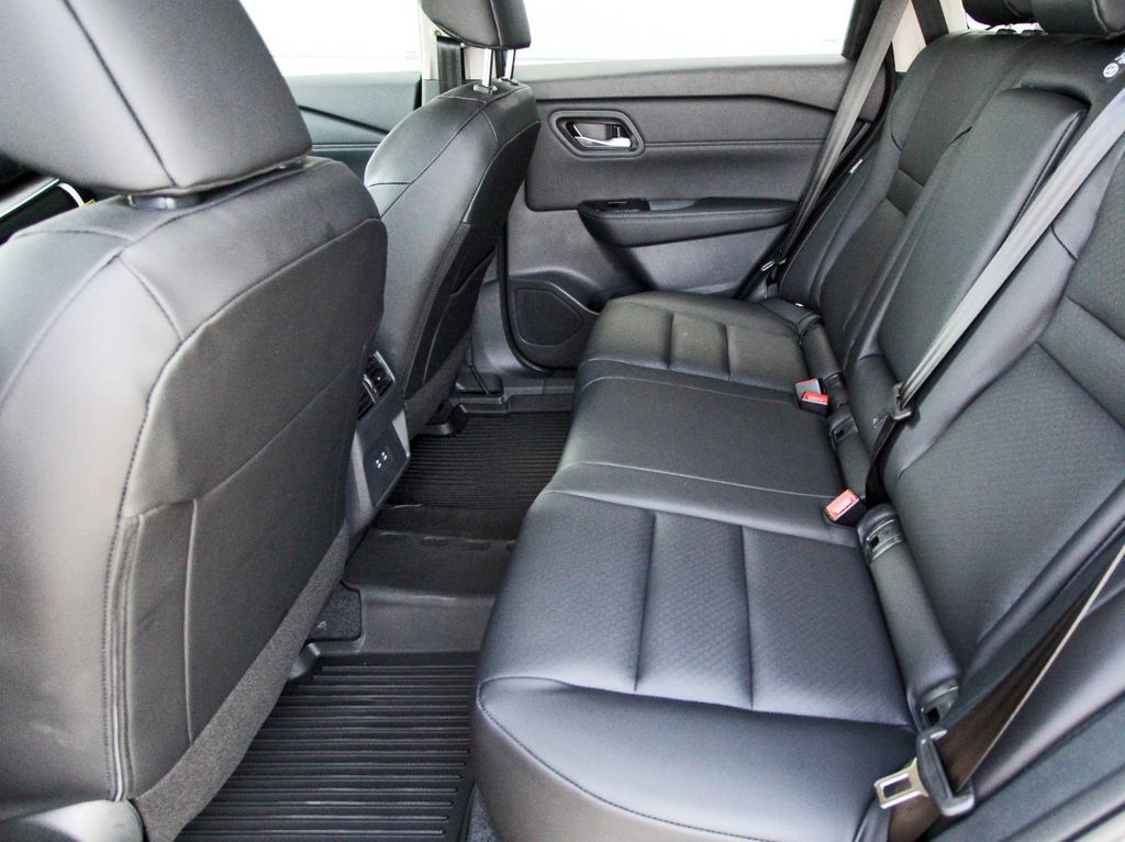 2026 Nissan Rogue Dark Armor - 6