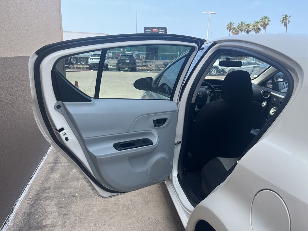 2014 Toyota Prius c Three 12
