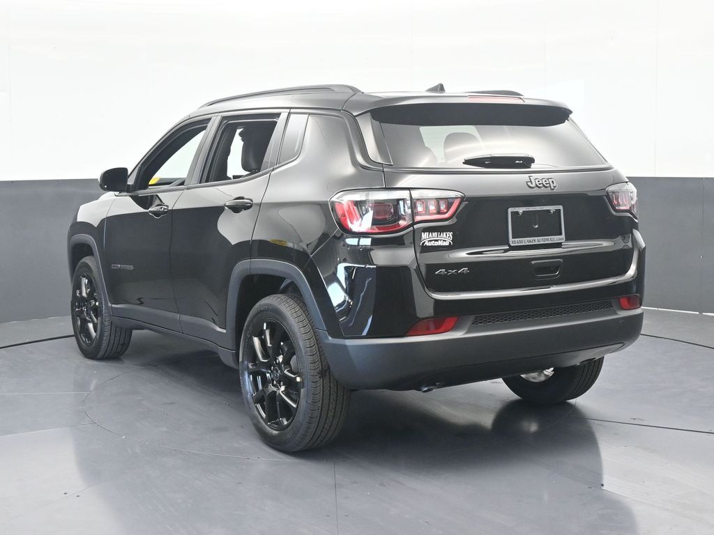 New 2026 Diamond Black Crystal Pearlcoat Jeep Latitude image 4