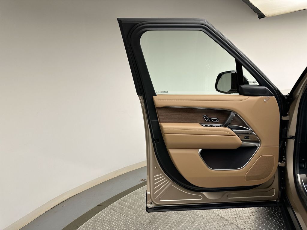 Thumbnail: 2026 Land Rover Range Rover - 9