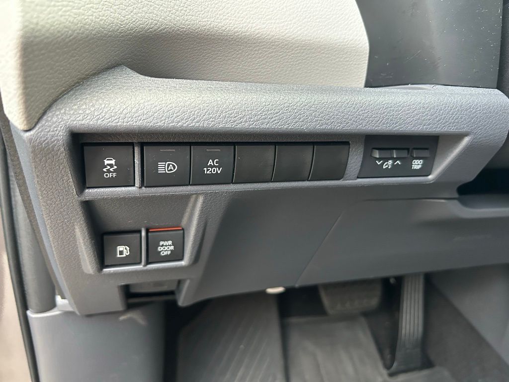Thumbnail: 2022 Toyota Sienna - 21