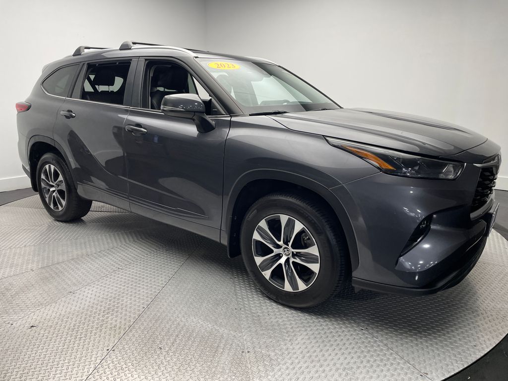 Thumbnail: 2023 Toyota Highlander - 3