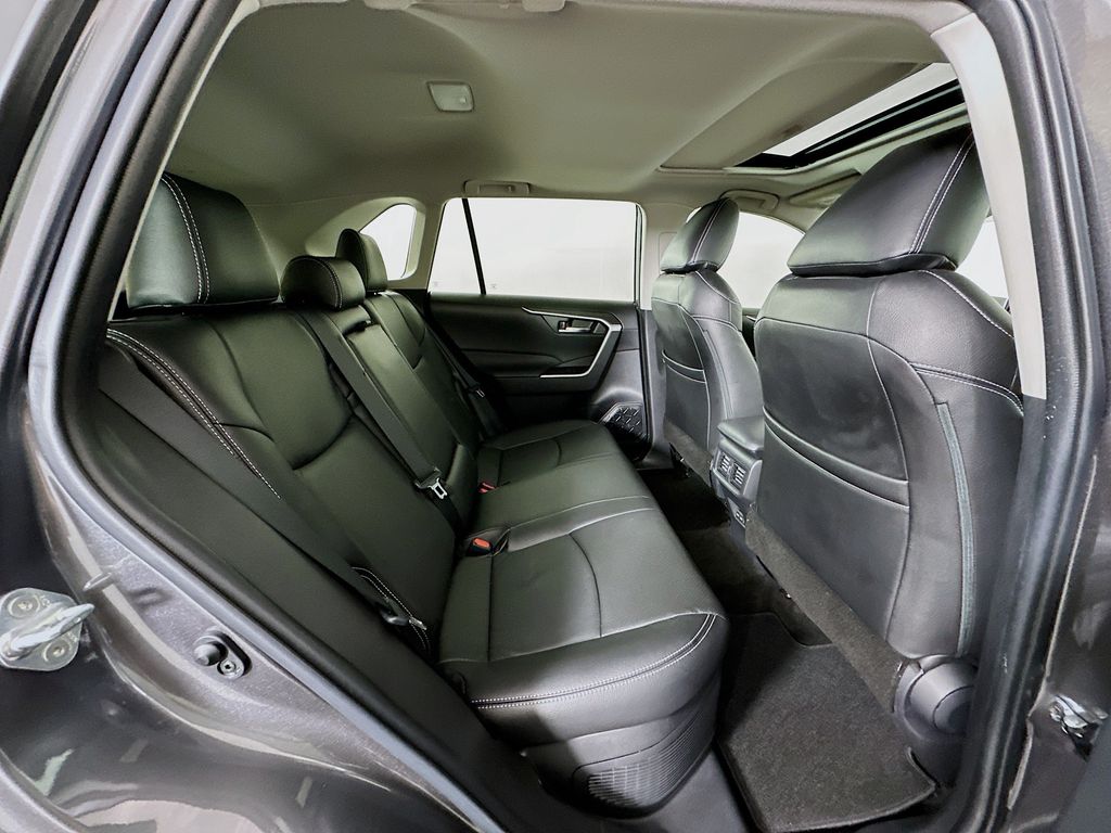 2022 Toyota RAV4 XLE 27