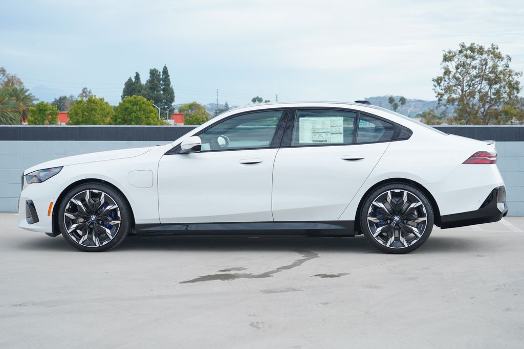 Thumbnail: 2027 BMW 5 Series - 5