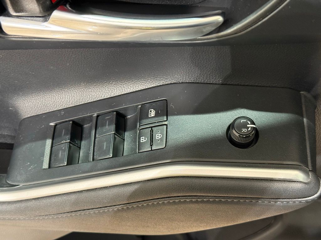 Thumbnail: 2023 Toyota Highlander - 16