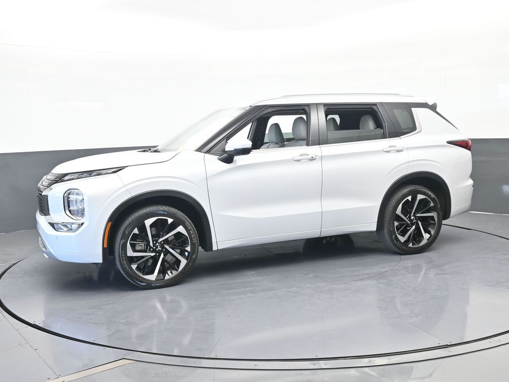 Used 2022 White Diamond Mitsubishi SEL image 2