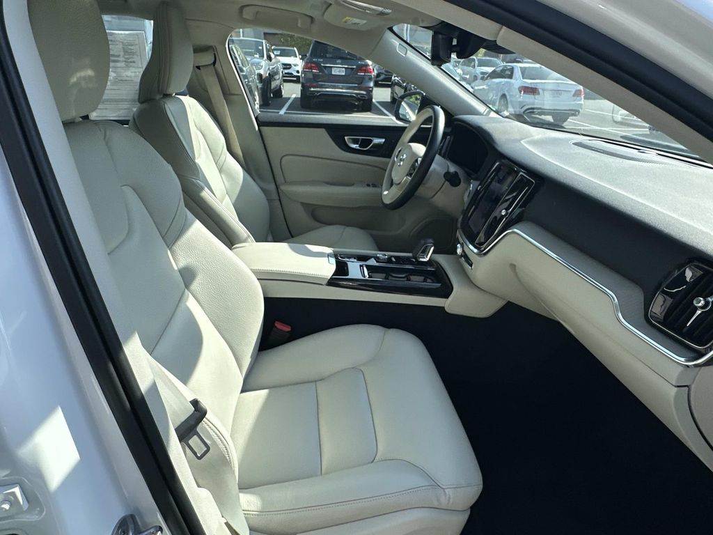 Thumbnail: 2024 Volvo S60 - 11