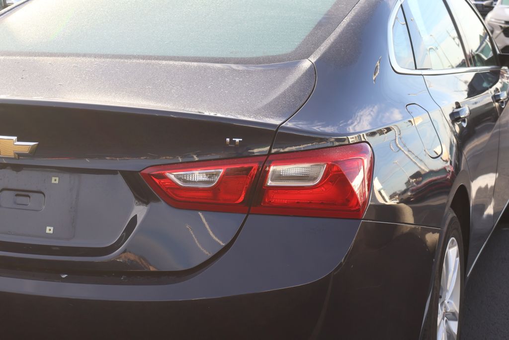 Thumbnail: 2017 Chevrolet Malibu - 8