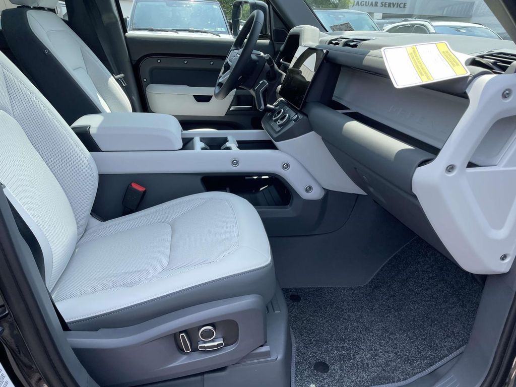 New 2026 Black Land Rover X-Dynamic SE image 21