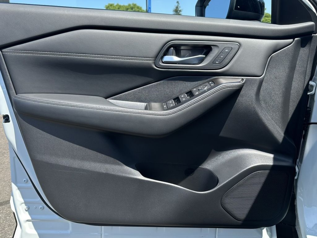 2025 Nissan Rogue SL