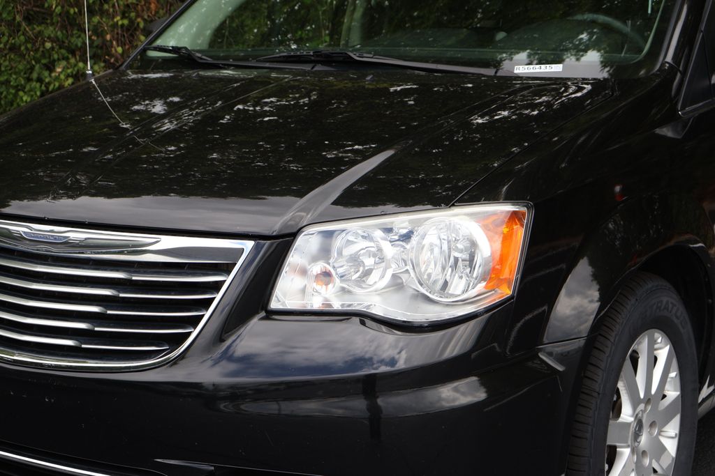 Thumbnail: 2013 Chrysler Town & Country - 3