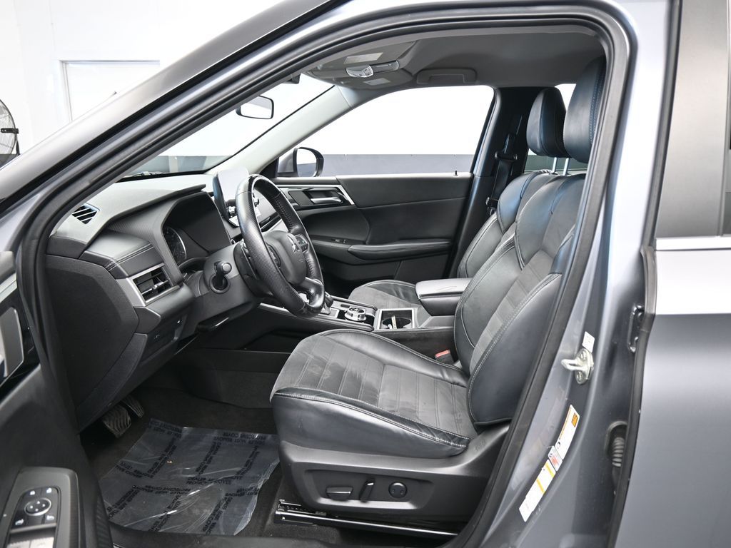 Used 2022 Silver Mitsubishi SE image 10