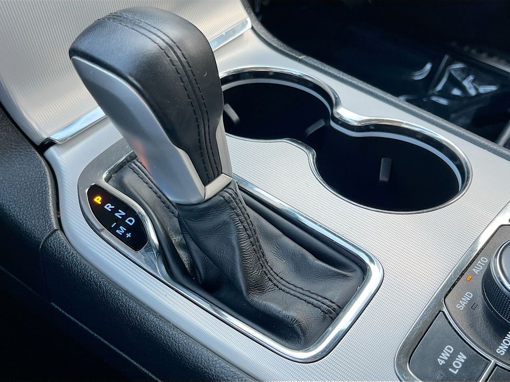 Used 2018 Gray Jeep Summit image 17