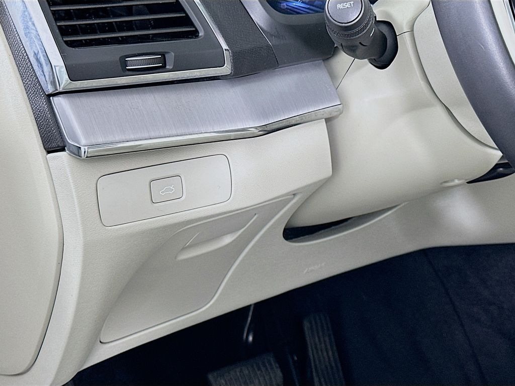 Thumbnail: 2023 Volvo XC90 - 10