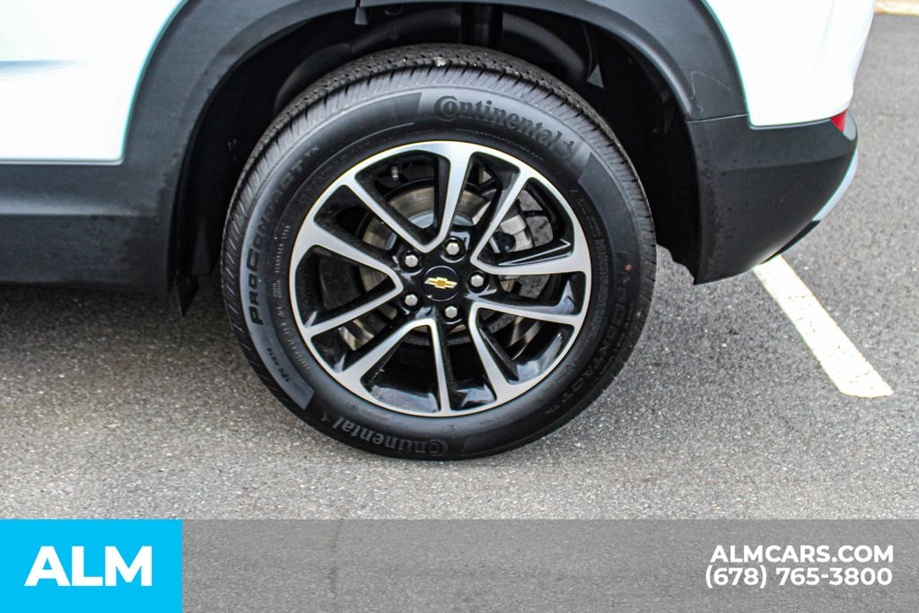 Used 2025 White Chevrolet LT image 16