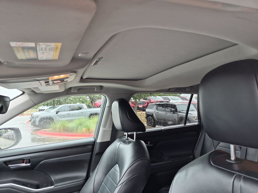 Used Car 2022 Toyota Highlander  Xle For Sale Under $30,000 In Austin, Texas