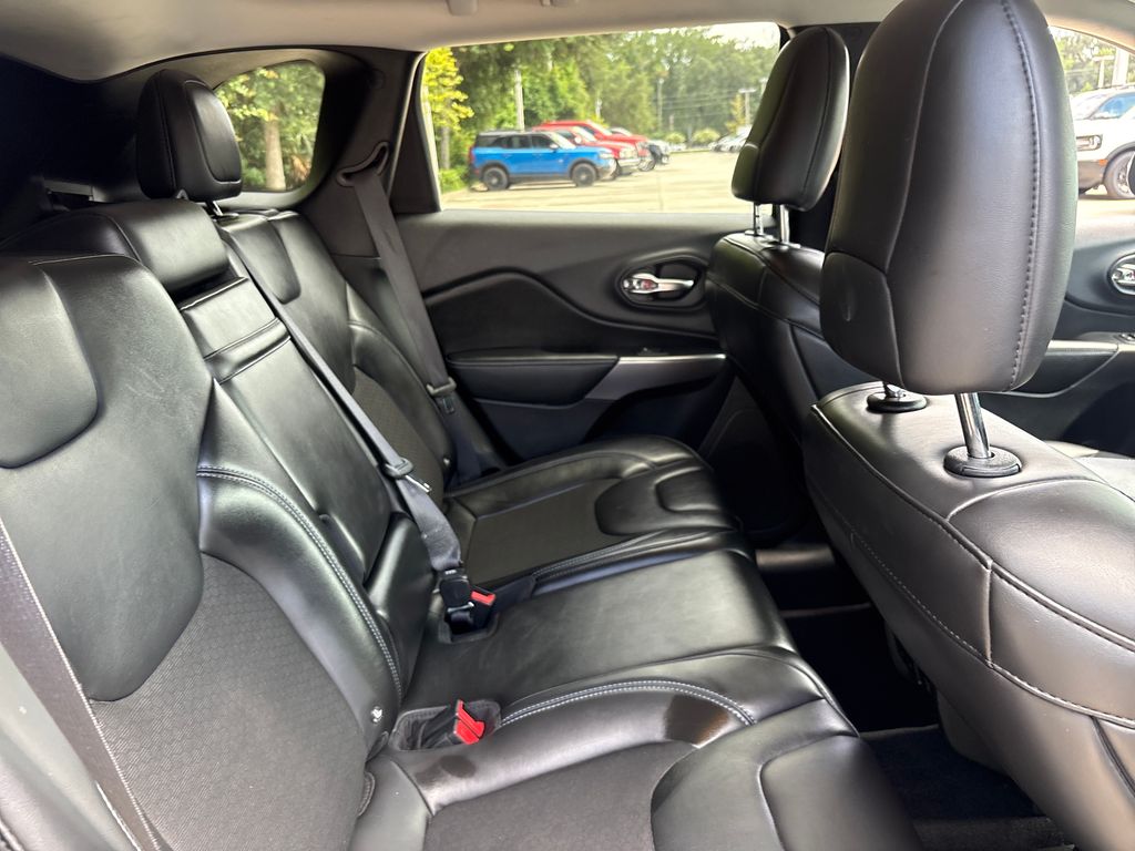 Used 2019 Silver Jeep Latitude Plus image 30