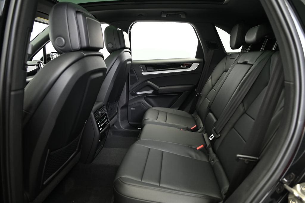 Thumbnail: 2024 Porsche Cayenne - 30