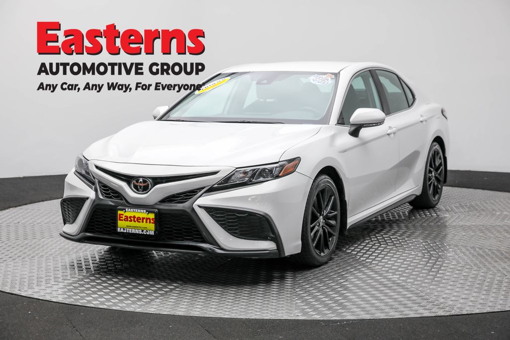 2022 Toyota Camry SE's photo