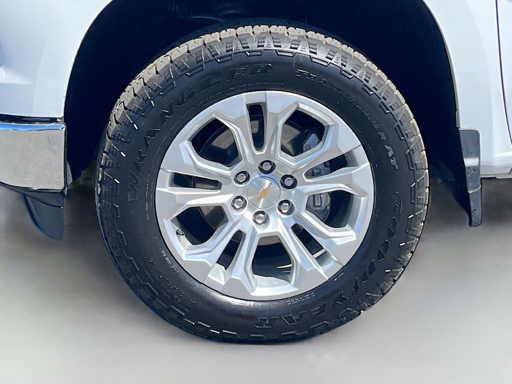 Used 2025 White Chevrolet LTZ image 31