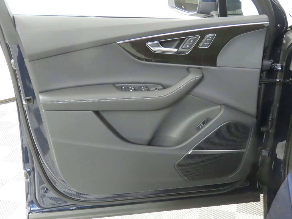 Thumbnail: 2025 Audi Q7 - 27