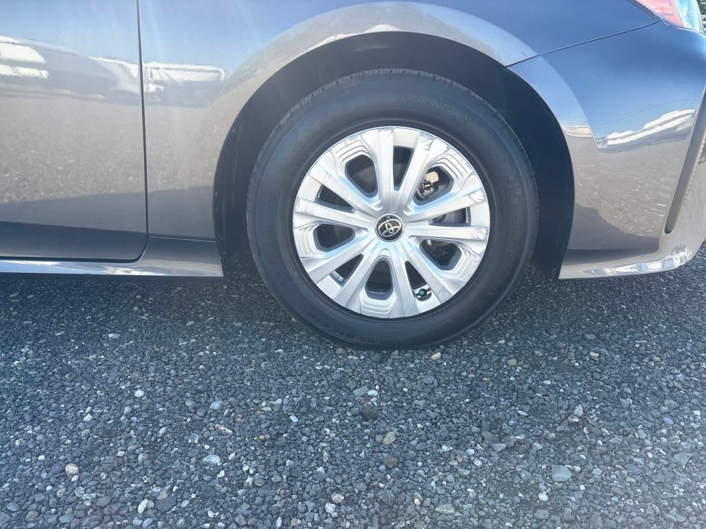 2022 Magnetic Gray Metallic Toyota Prius L FWD Hatchback