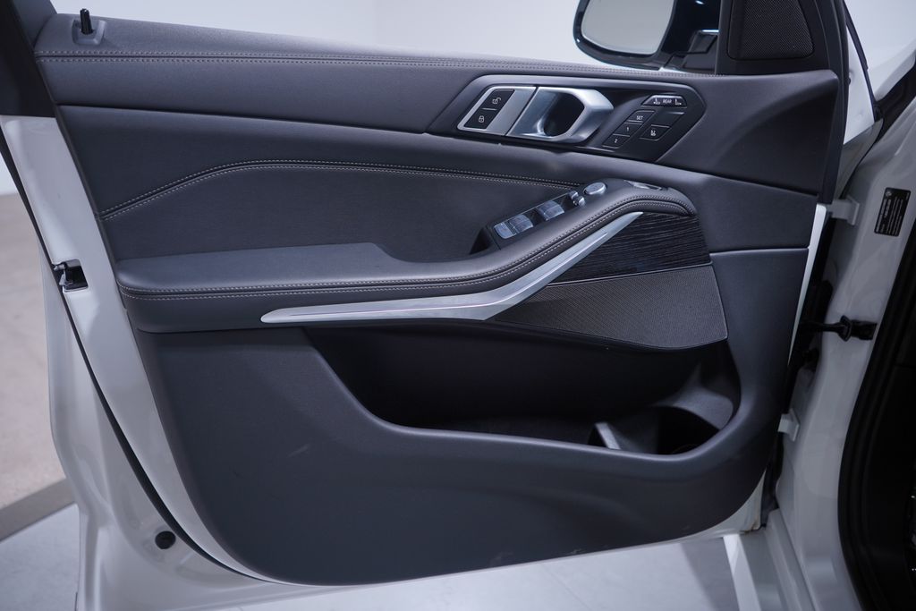 Thumbnail: 2024 BMW X7 - 16