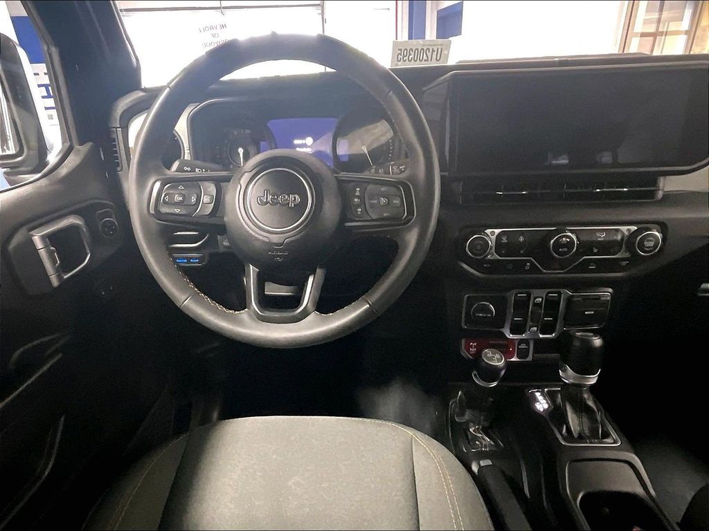 2024 Jeep Wrangler — photo 17