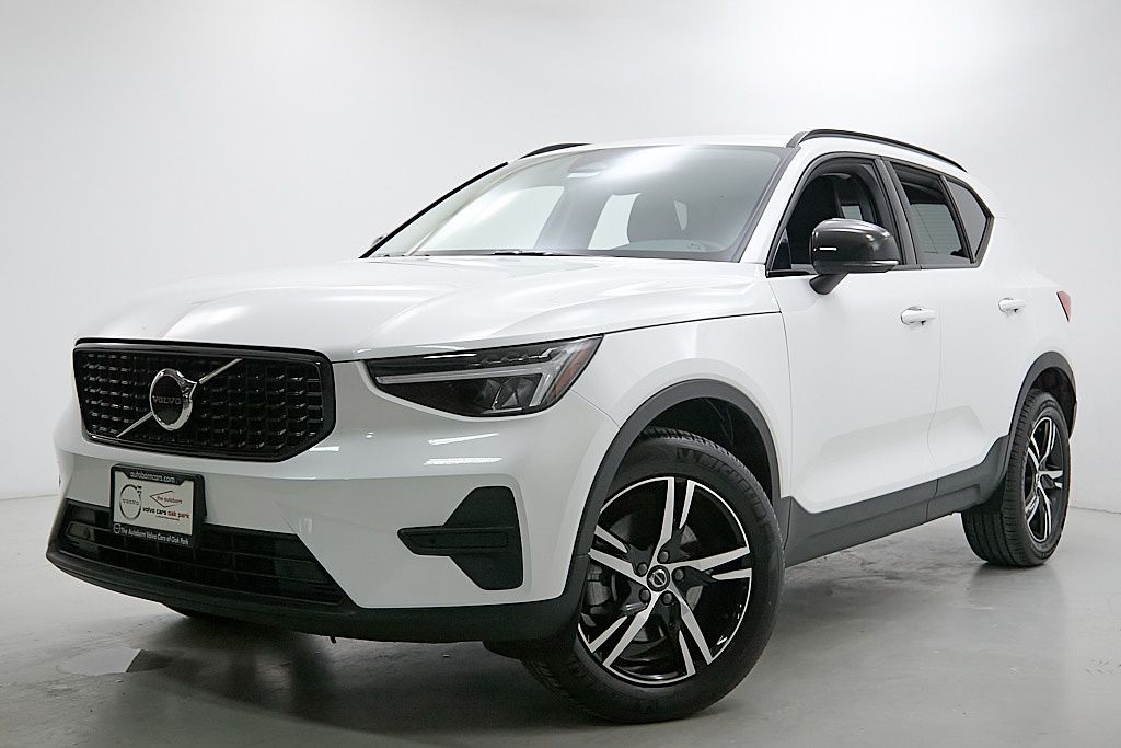 2026 Volvo XC40 B5 Core AWD