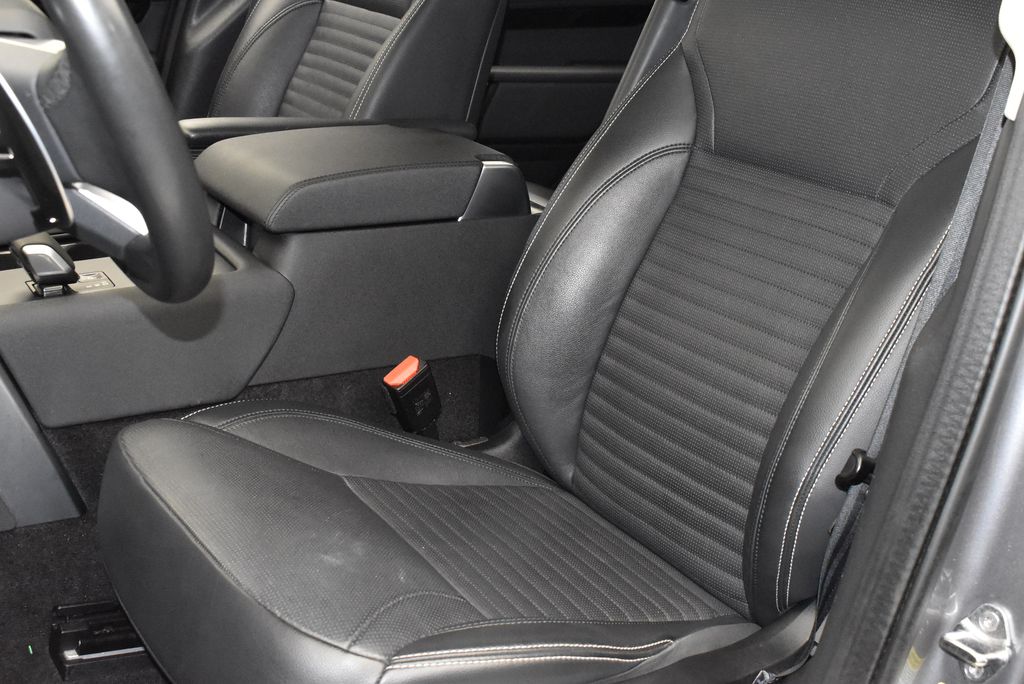 Thumbnail: 2024 Land Rover Discovery - 14