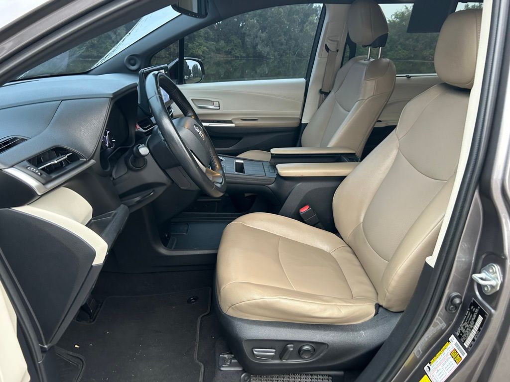 Thumbnail: 2021 Toyota Sienna - 16