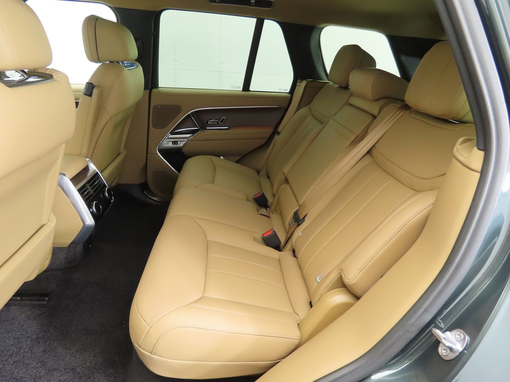 2025 Land Rover Range Rover SE 21