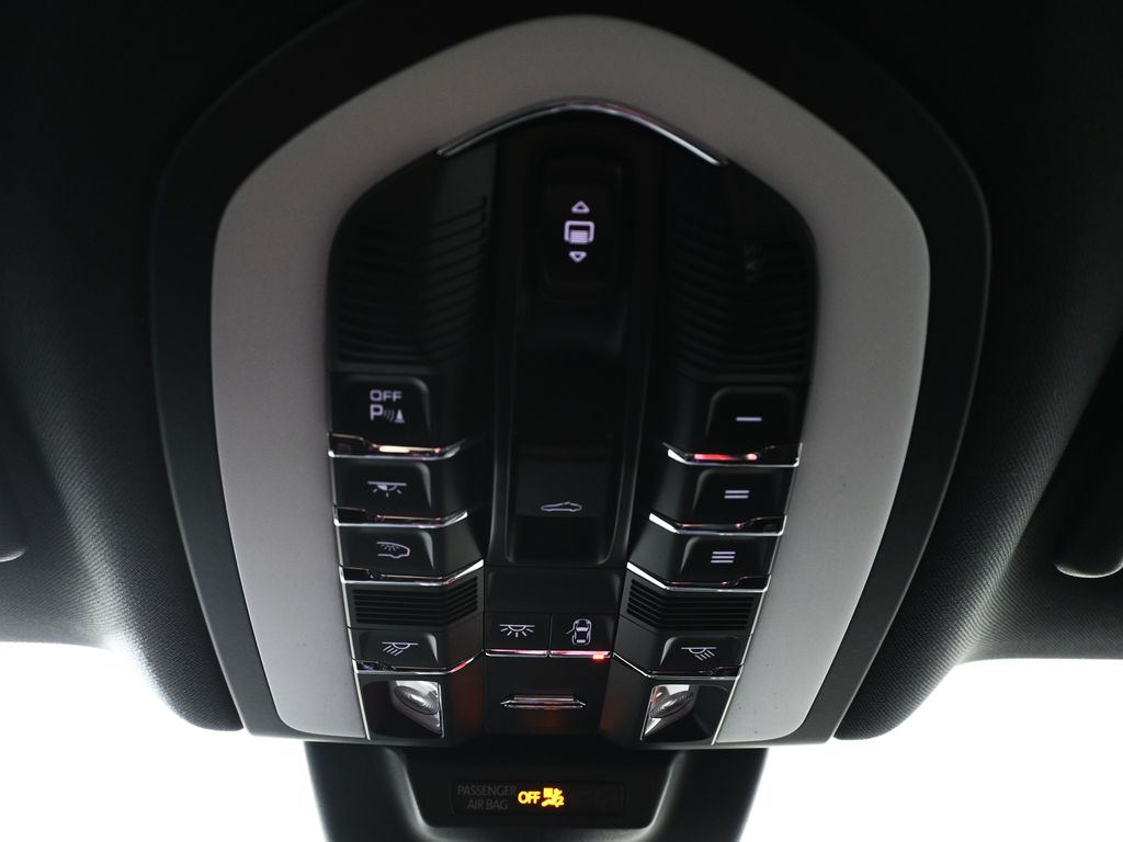 Thumbnail: 2026 Porsche Macan - 20