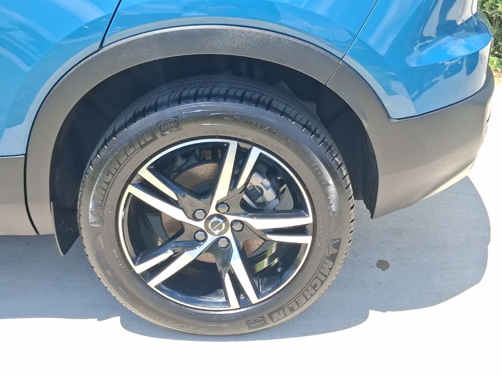 Used Fjord Blue Metallic 2025 Volvo XC40 B5 Core for Sale in Miami