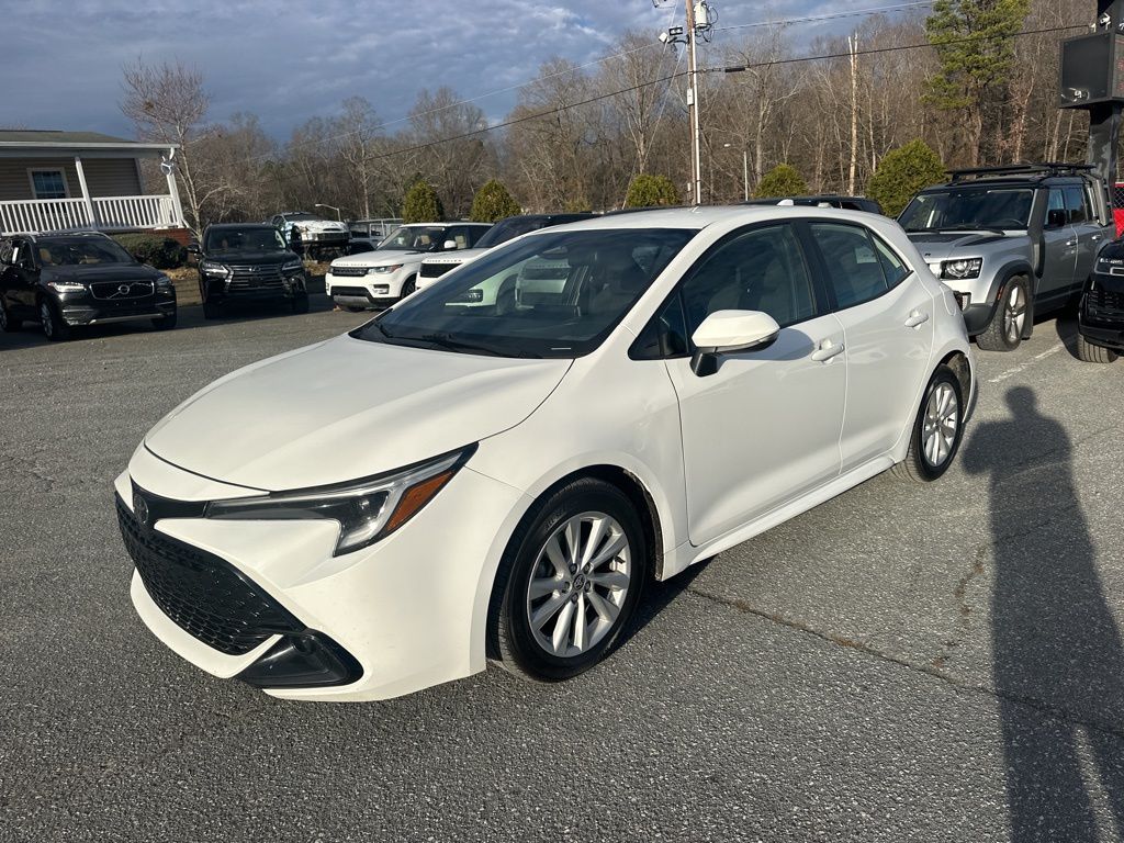2023 Toyota Corolla Hatchback SE's photo