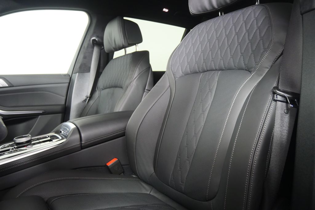 Thumbnail: 2026 BMW X7 - 12